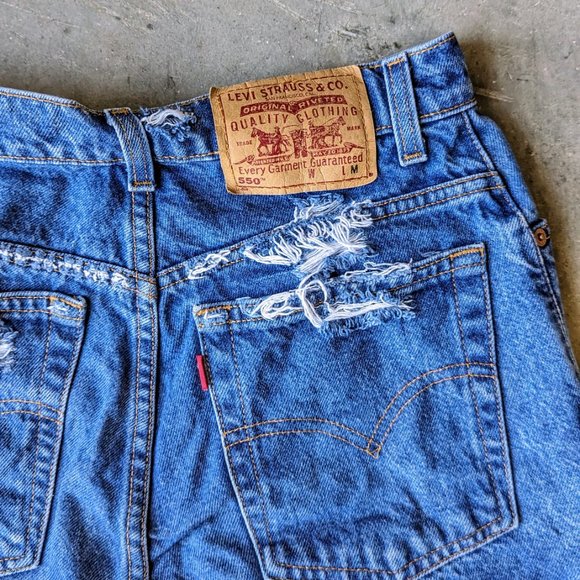 Vintage Levi's 550 High Rise Blue Distressed Denim Cut-Off Jean Shorts - Picture 8 of 9